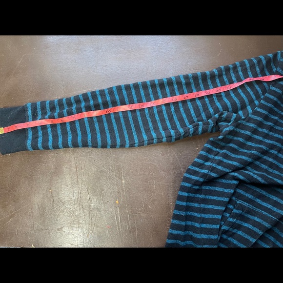 ๐
ก๐
๐
ง๐
จ ออStriped Surfer Hoodie - Picture 6 of 6